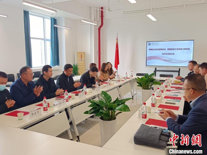 圖為座談會(huì)議現(xiàn)場(chǎng)?！「裆?攝