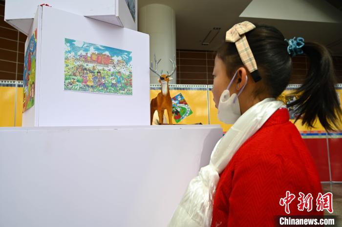 圖為學(xué)生參觀繪畫展。　趙朗 攝