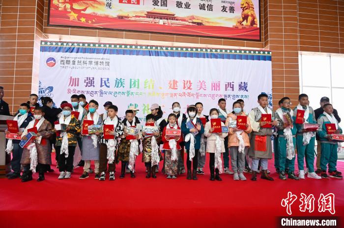圖為部分獲獎(jiǎng)學(xué)生合影。　趙朗 攝