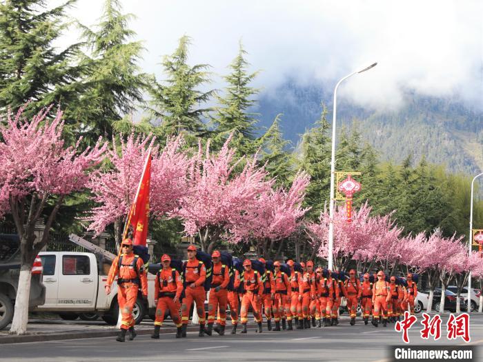 消防員在徒步前行。　西繞拉翁 攝