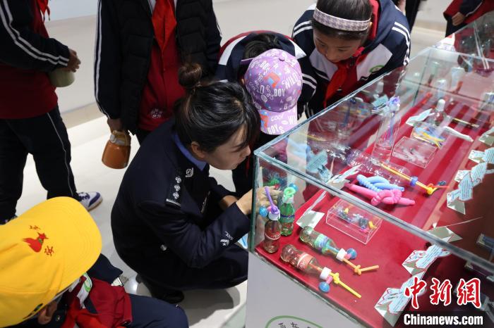 圖為亞?wèn)|邊檢站民警為駐地小學(xué)生開(kāi)展禁毒教育?！『?攝