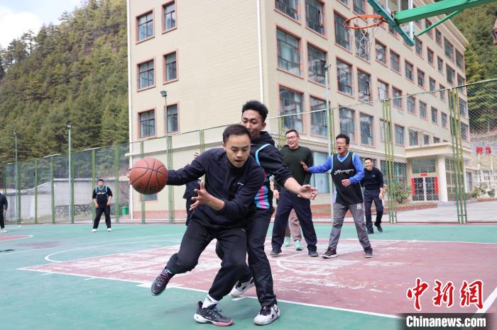 圖為亞?wèn)|邊檢站民警與駐地農(nóng)業(yè)銀行代表開(kāi)展籃球友誼賽?！『?攝