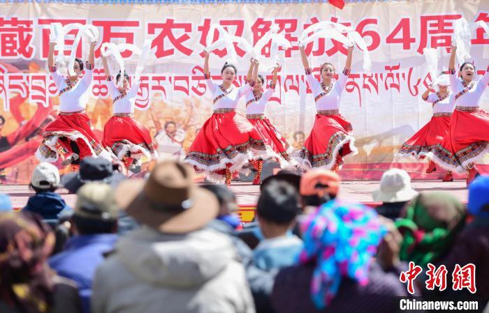 圖為墨竹工卡縣龍珠崗村，文藝演出現(xiàn)場(chǎng)。　貢嘎來(lái)松 攝