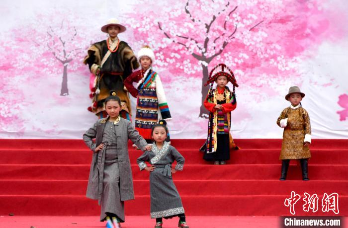 3月28日，西藏林芝第二十屆桃花旅游文化節(jié)開幕式上的文藝表演。　李林 攝