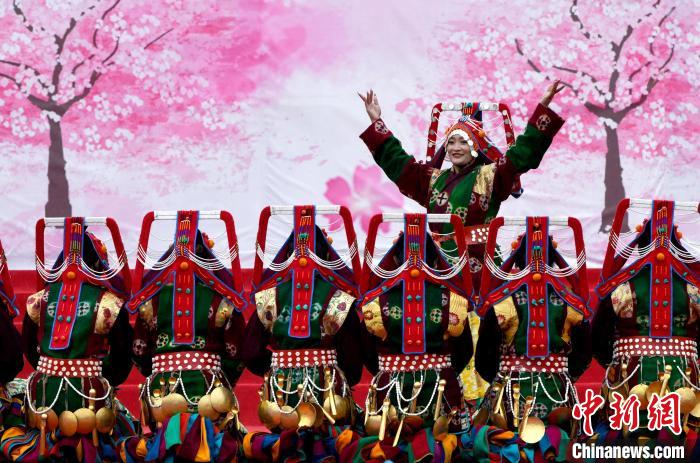3月28日，西藏林芝第二十屆桃花旅游文化節(jié)開幕式上的文藝表演?！±盍?攝