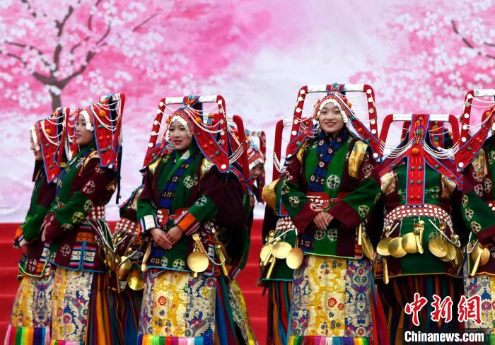 3月28日，西藏林芝第二十屆桃花旅游文化節(jié)開幕式上的文藝表演?！±盍?攝
