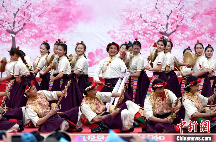 3月28日，西藏林芝第二十屆桃花旅游文化節(jié)開幕式上的文藝表演?！±盍?攝