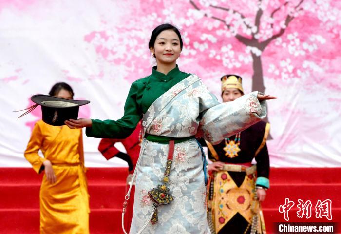 3月28日，西藏林芝第二十屆桃花旅游文化節(jié)開幕式上的文藝表演?！±盍?攝