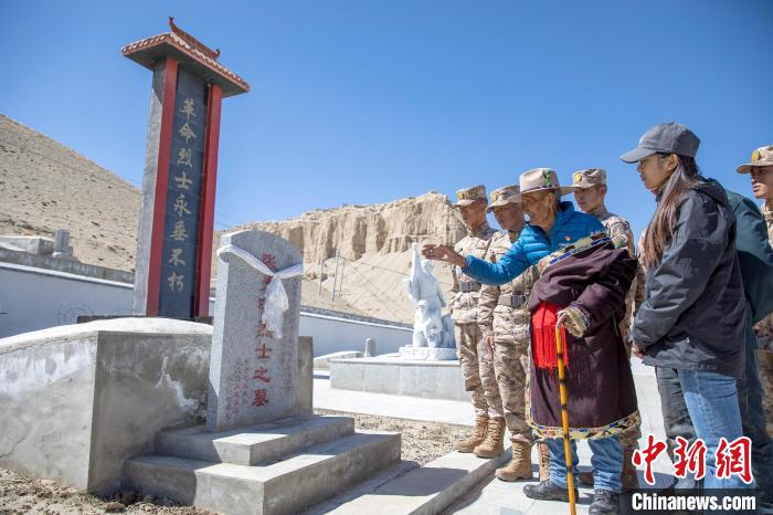 圖為在西藏阿里地區(qū)札達(dá)縣烈士陵園，82歲的次仁南杰老人為軍民代表講述新舊西藏的變化?！詵| 攝