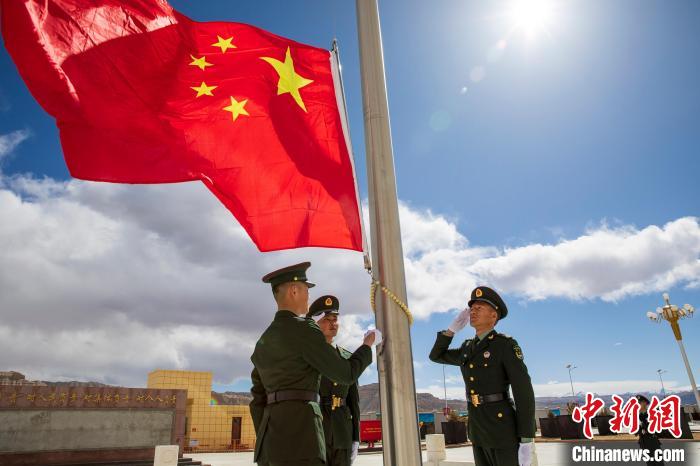 圖為在西藏阿里地區(qū)札達(dá)縣，軍民共同舉行升國(guó)旗儀式，慶祝西藏百萬(wàn)農(nóng)奴解放紀(jì)念日?！詵| 攝