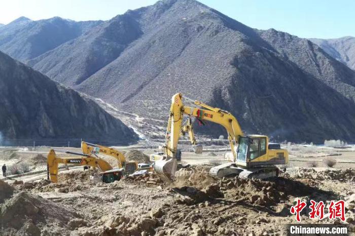 圖為高標(biāo)準(zhǔn)農(nóng)田建設(shè)施工現(xiàn)場。　格桑倫珠 攝