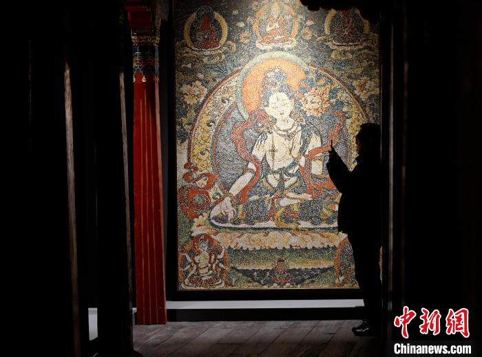 3月31日，觀眾欣賞展覽中的作品。　李林 攝