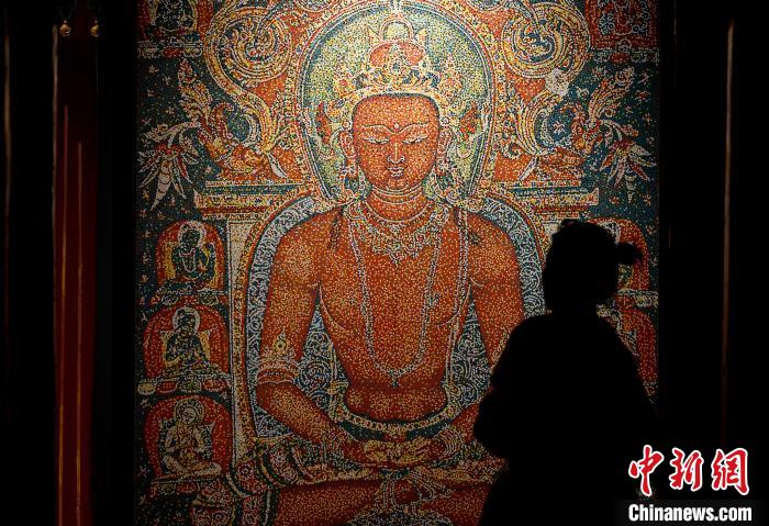 3月31日，觀眾欣賞展覽中的作品。　李林 攝