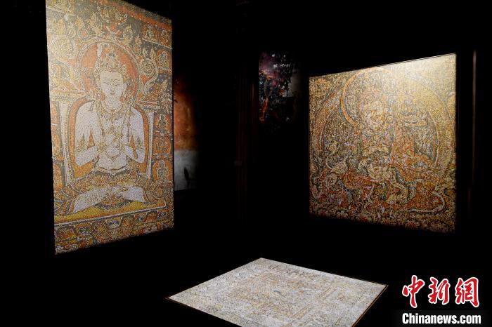 3月31日，觀眾欣賞展覽中的作品?！±盍?攝