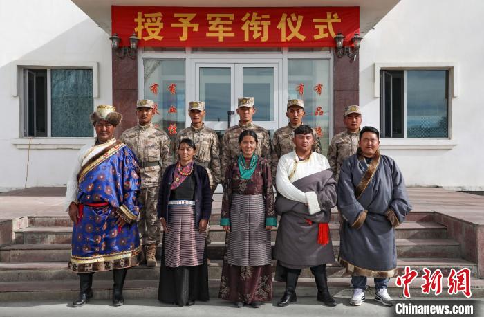 圖為列兵代表與親人合影留念。　劉曉東 攝