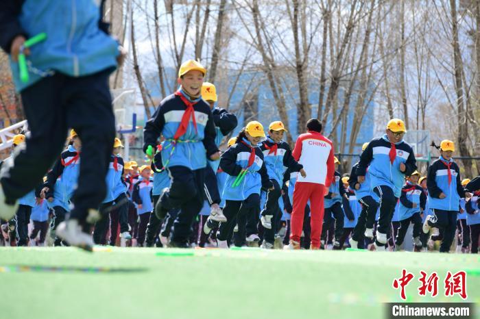 圖為學生在跳繩教練齊景龍的指導下做準備運動。　貢嘎來松 攝