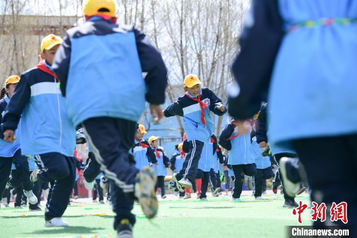 圖為學生在跳繩教練齊景龍的指導下做準備運動?！∝暩聛硭?攝