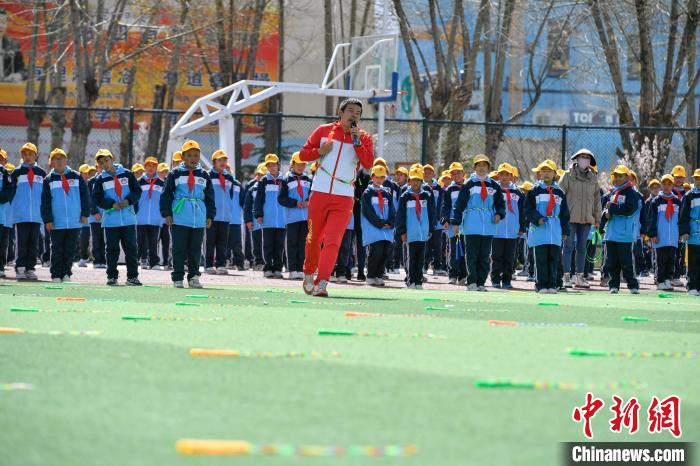 圖為學生在跳繩教練齊景龍的指導下做準備運動?！∝暩聛硭?攝