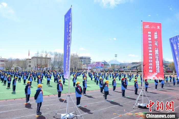 圖為學生在跳繩教練齊景龍的指導下做準備運動。　貢嘎來松 攝