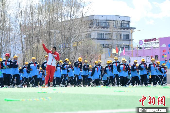 圖為學生在跳繩教練齊景龍的指導下做準備運動?！∝暩聛硭?攝