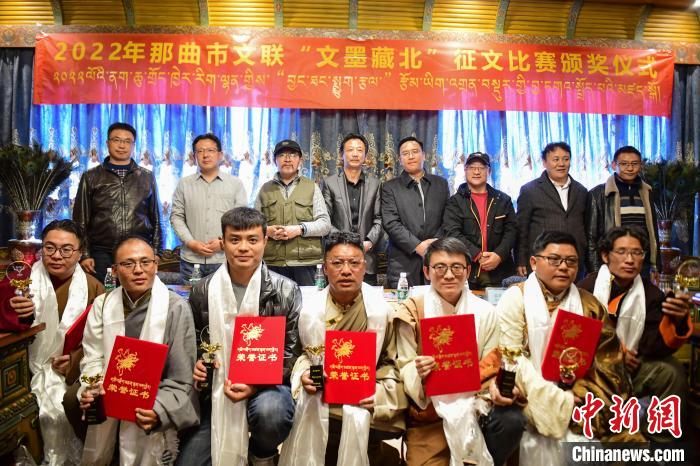 圖為獲獎人員合影留念?！∝暩聛硭?攝