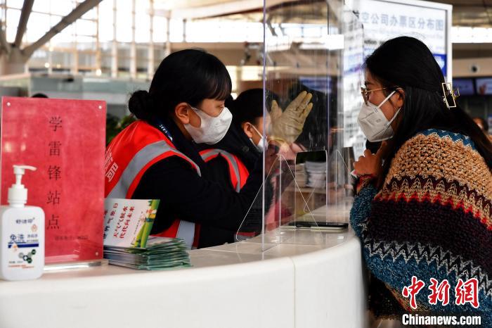 圖為機(jī)場工作人員為旅客提供服務(wù)。　周航 攝