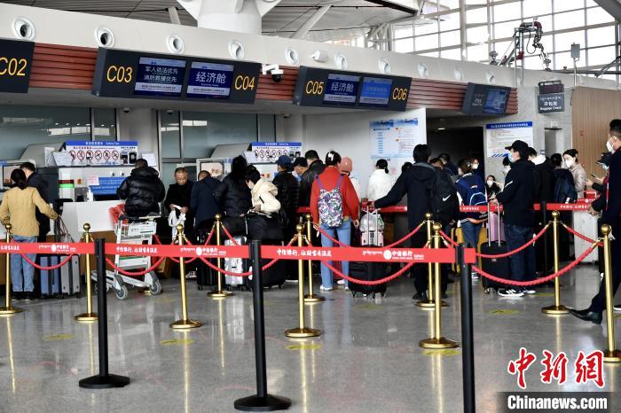 圖為旅客辦理登機(jī)手續(xù)?！≈芎?攝