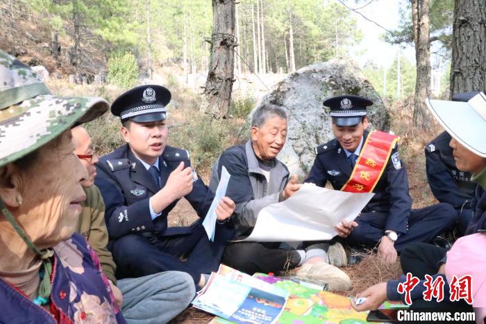 圖為竹瓦根邊境派出所民警為轄區(qū)群眾宣講森林防火常識?！≈裢吒吘撑沙鏊?供圖