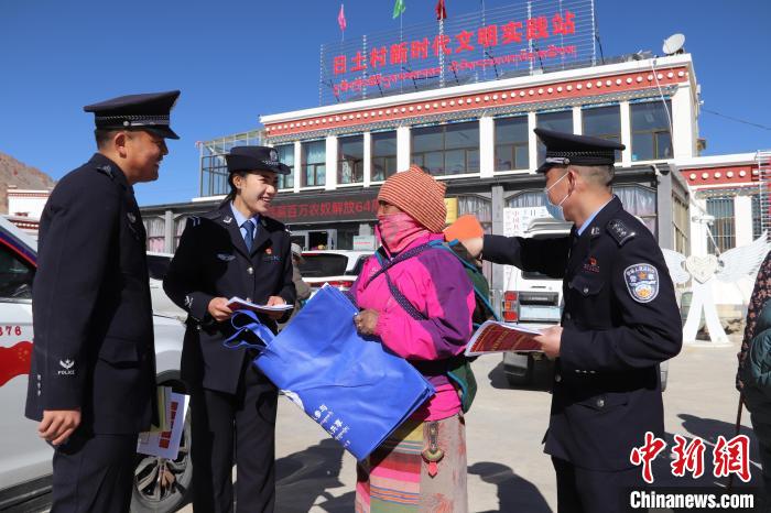 圖為日土邊境派出所民警在選轄區(qū)宣講國家安全知識。　任博 攝