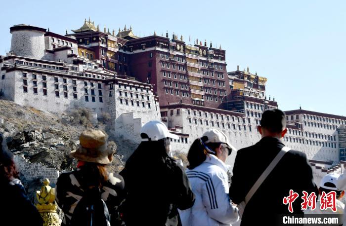 4月17日，游客在拉薩布達(dá)拉宮觀景臺(tái)拍照留念。　李林 攝