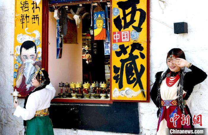 4月17日，游客身著藏式元素服裝在拉薩八廓街拍照留念?！±盍?攝