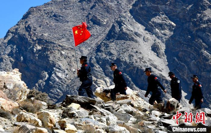 底雅邊境派出所民警夏永軍(左一)在巡邏中?！±盍?攝