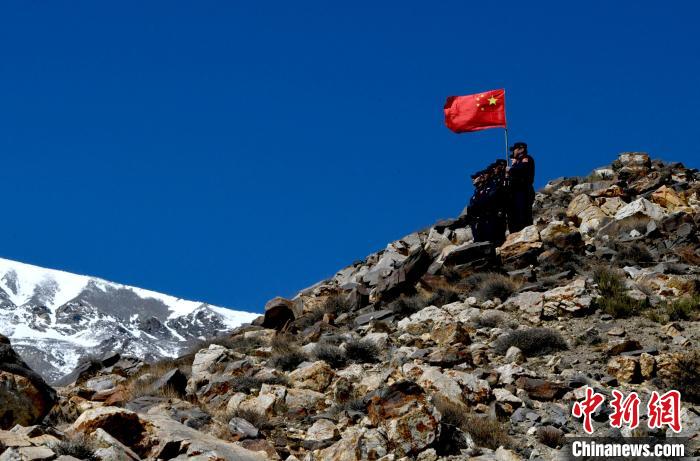 底雅邊境派出所民警夏永軍(右一)在巡邏中?！±盍?攝