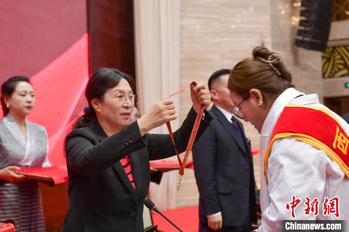 西藏舉辦“西藏十佳醫(yī)生、十佳護(hù)士”“西藏健康衛(wèi)士”表彰大會(huì)