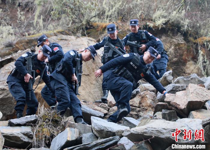 山南邊境管理支隊(duì)玉麥邊境派出所民警在邊境巡邏途中穿過亂石區(qū)?！∴嶇?攝
