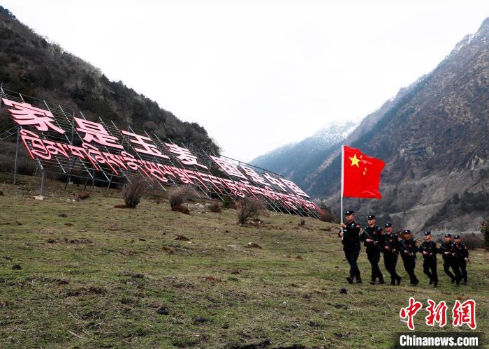 山南邊境管理支隊(duì)玉麥邊境派出所民警在轄區(qū)開展巡邏?！∴嶇?攝