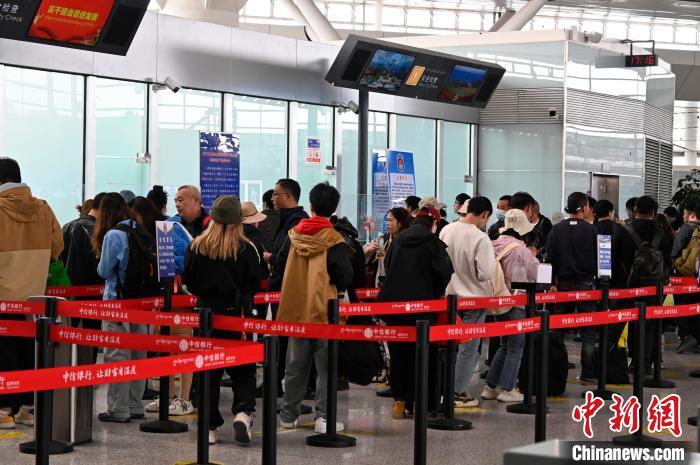 圖為“五一”期間，拉薩貢嘎機場旅客密集出行?！≡黝D珠 攝