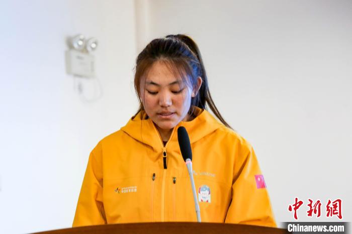 運動員代表擁青拉姆發(fā)言?！∝暣_ 攝