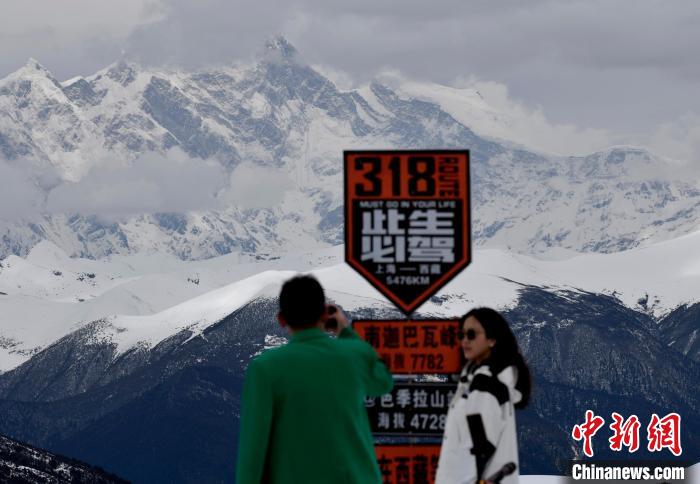 圖為5月14日，西藏林芝色季拉山觀景臺，游客遠眺南迦巴瓦峰?！　±盍?攝
