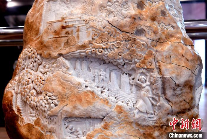 圖為5月16日，展覽中的漢白玉雕作品《猴子變?nèi)恕??！±盍?攝