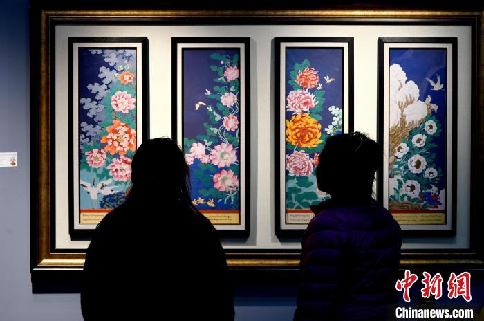 圖為5月16日，觀眾正在欣賞展覽中的新創(chuàng)唐卡作品?！±盍?攝