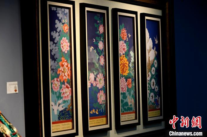 圖為5月16日，展覽中新創(chuàng)唐卡作品《四季花》?！±盍?攝