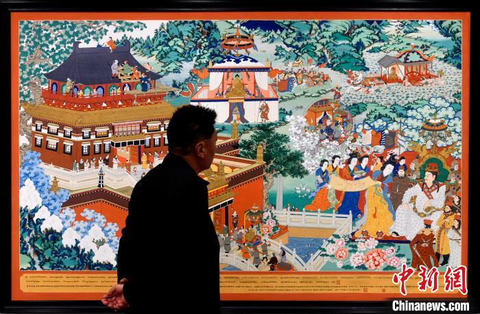 圖為5月16日，觀眾正在欣賞展覽中的新創(chuàng)唐卡作品?！±盍?攝