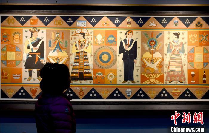 圖為5月16日，觀眾正在欣賞展覽中的新創(chuàng)唐卡作品?！±盍?攝