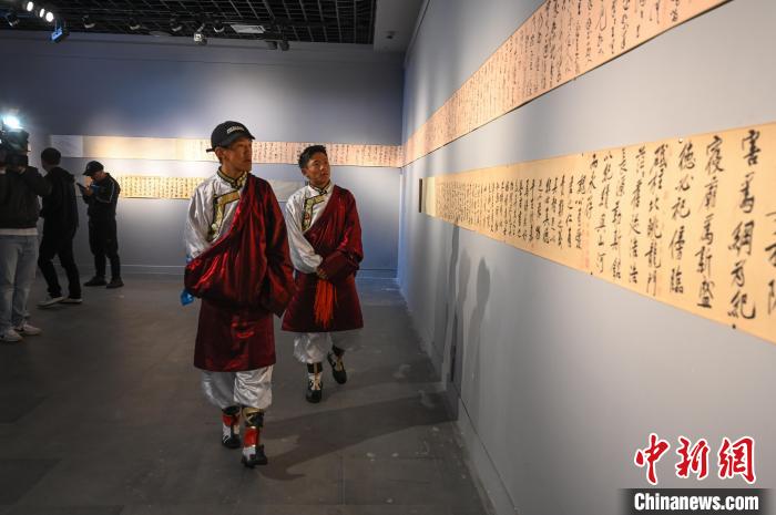 圖為學(xué)生參觀黃庭堅書法文獻展?！≮w朗 攝
