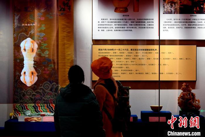 圖為5月18日，觀眾正在欣賞展覽?！±盍?攝