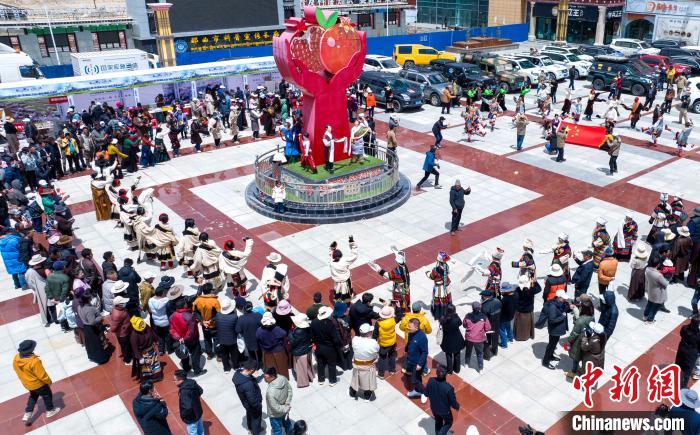 圖為“極地那曲 天際之旅”2023西藏那曲“中國旅游日”音樂美食嘉年華活動現場?！∧乔形幕吐糜尉止﹫D