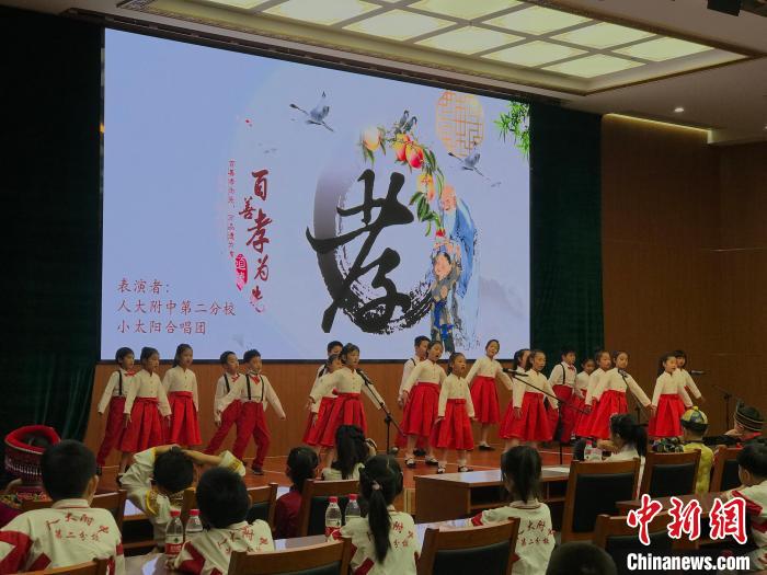 圖為中國人民大學附屬中學第二分校的小朋友們合唱?！￡惤ㄐ?攝