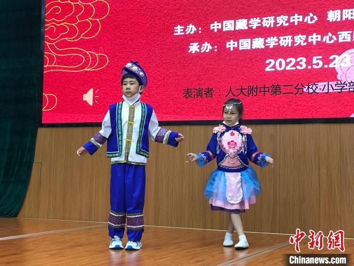 圖為中國人民大學附屬中學第二分校的小朋友們展示民族服飾?！￡惤ㄐ?攝
