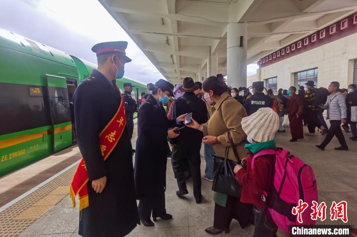 日喀則火車站工作人員引導(dǎo)乘客乘坐高原復(fù)興號(hào)?！《飞降?攝